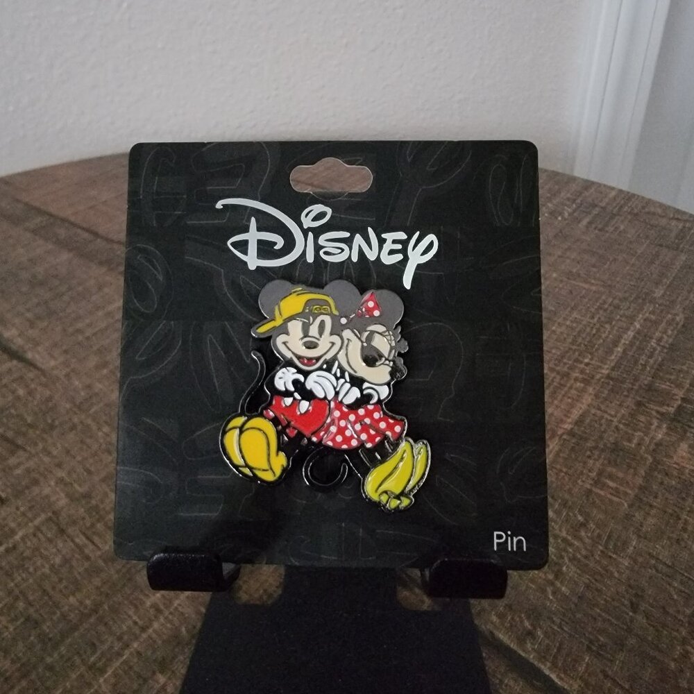 Disney Mickey & Minnie Enamel Pin – New on Card